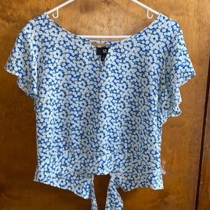 Spring top with white daises